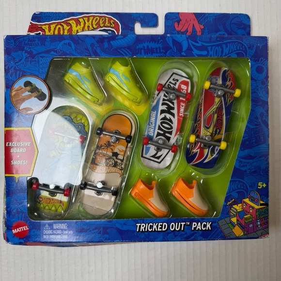 Hot Wheels Skate Set of 4 Fingerboards & 2 Sets of Skate Shoes - Picture 4 of 5